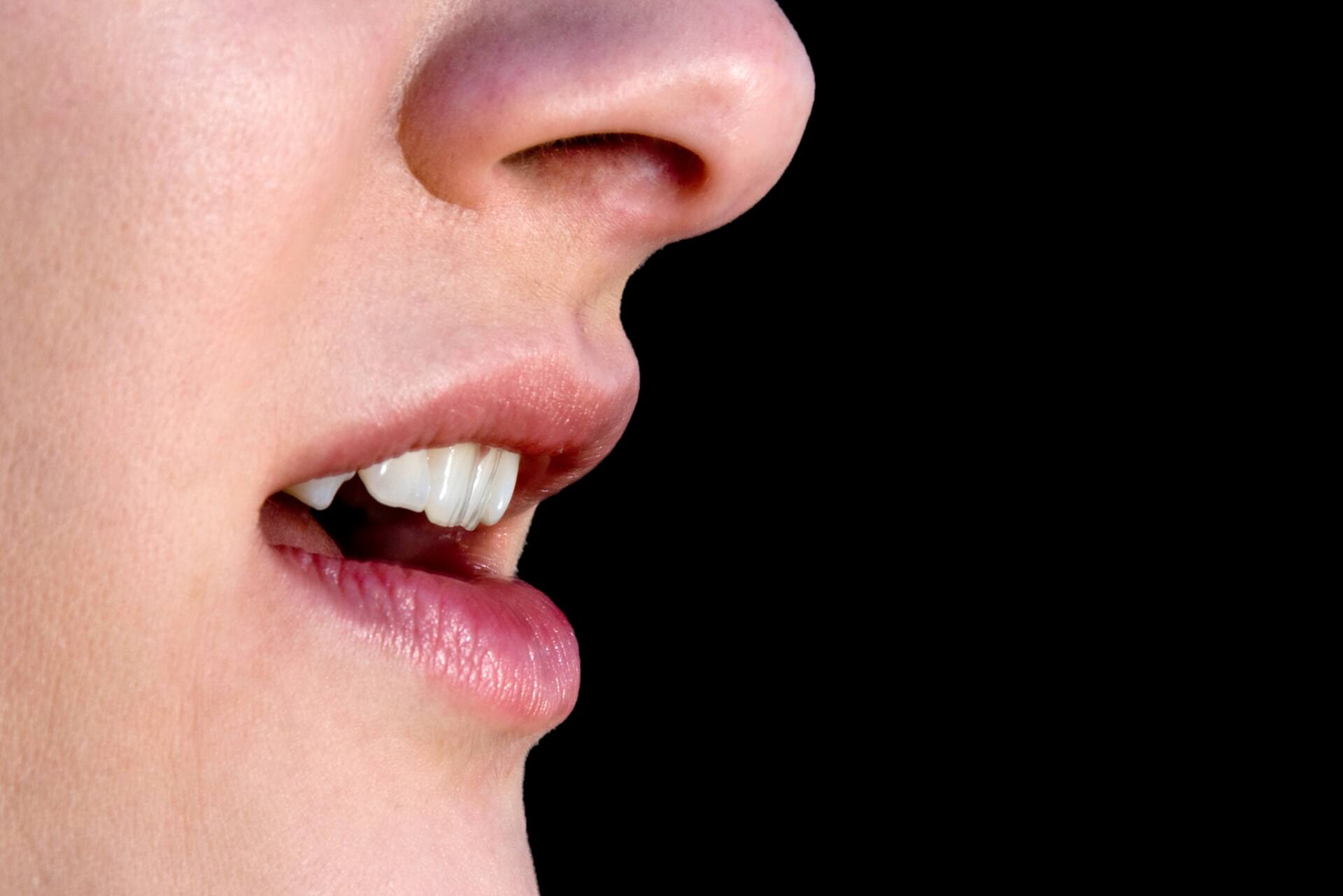 口 が 開け づらい